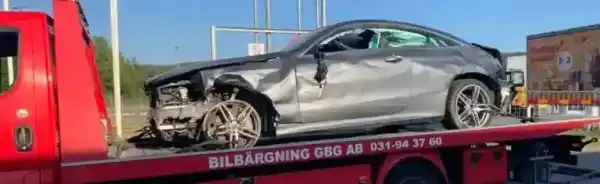 Uttjänt bil som demonteras där metaller och reservdelar återvinns och återförs till industrin i en cirkulär ekonomi.